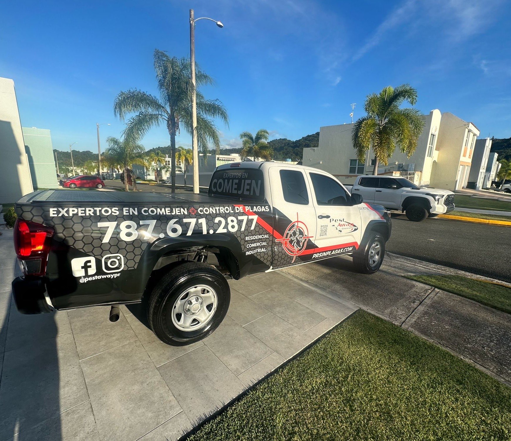 Truck Pest Away en servicio en una urbanización